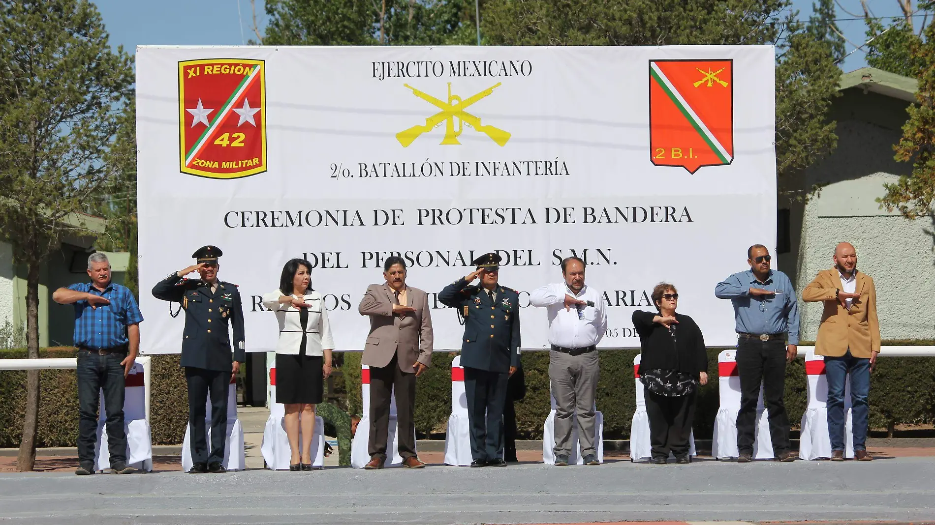 Autoridades en la ceremonia del Segundo Batallón